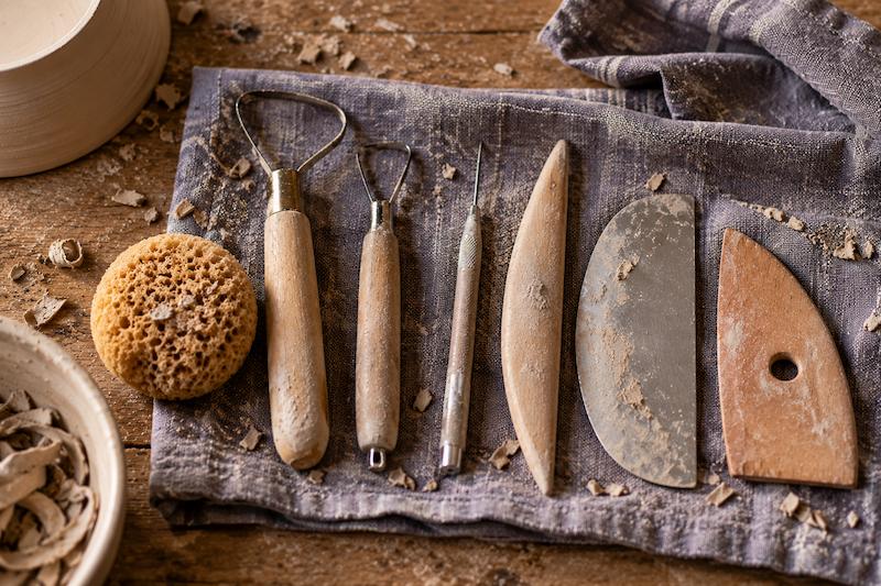 Outils de tournassage en bois et en métal alignés sur une serviette